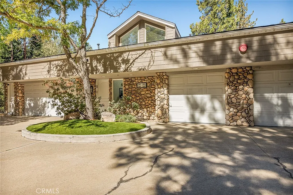 306 Villa Way exterior and attached garage