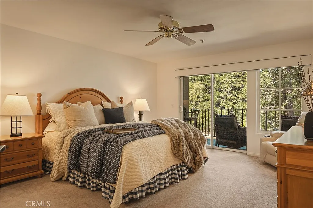 306 Villa Way — Main-level primary bedroom