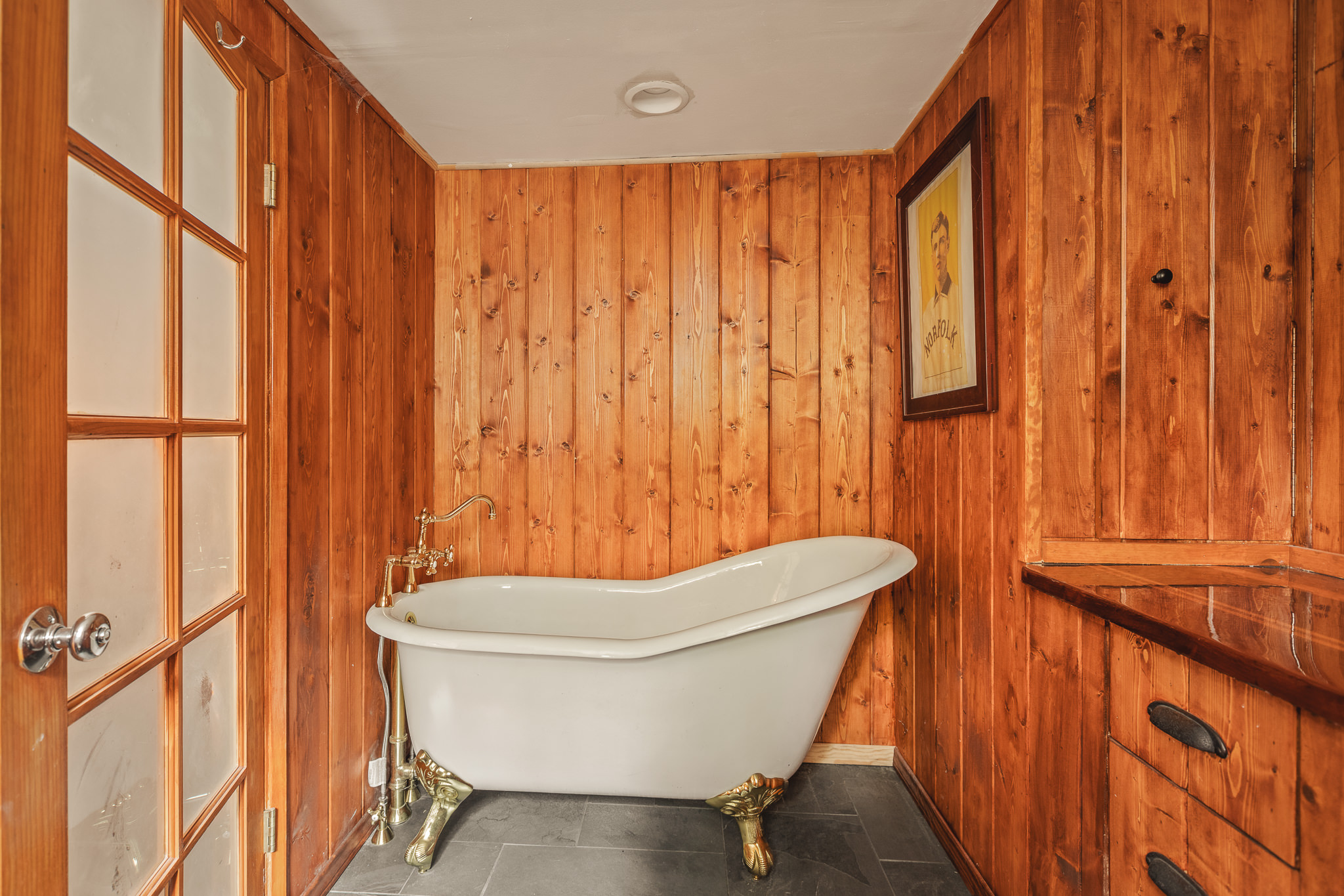 2643 Soutar Drive — Clawfoot bathtub
