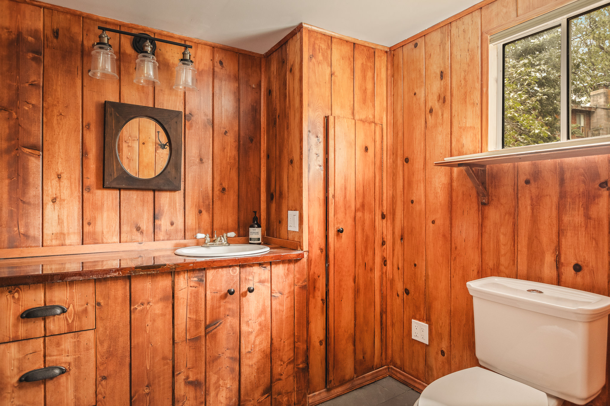 2643 Soutar Drive — Lower-level bathroom