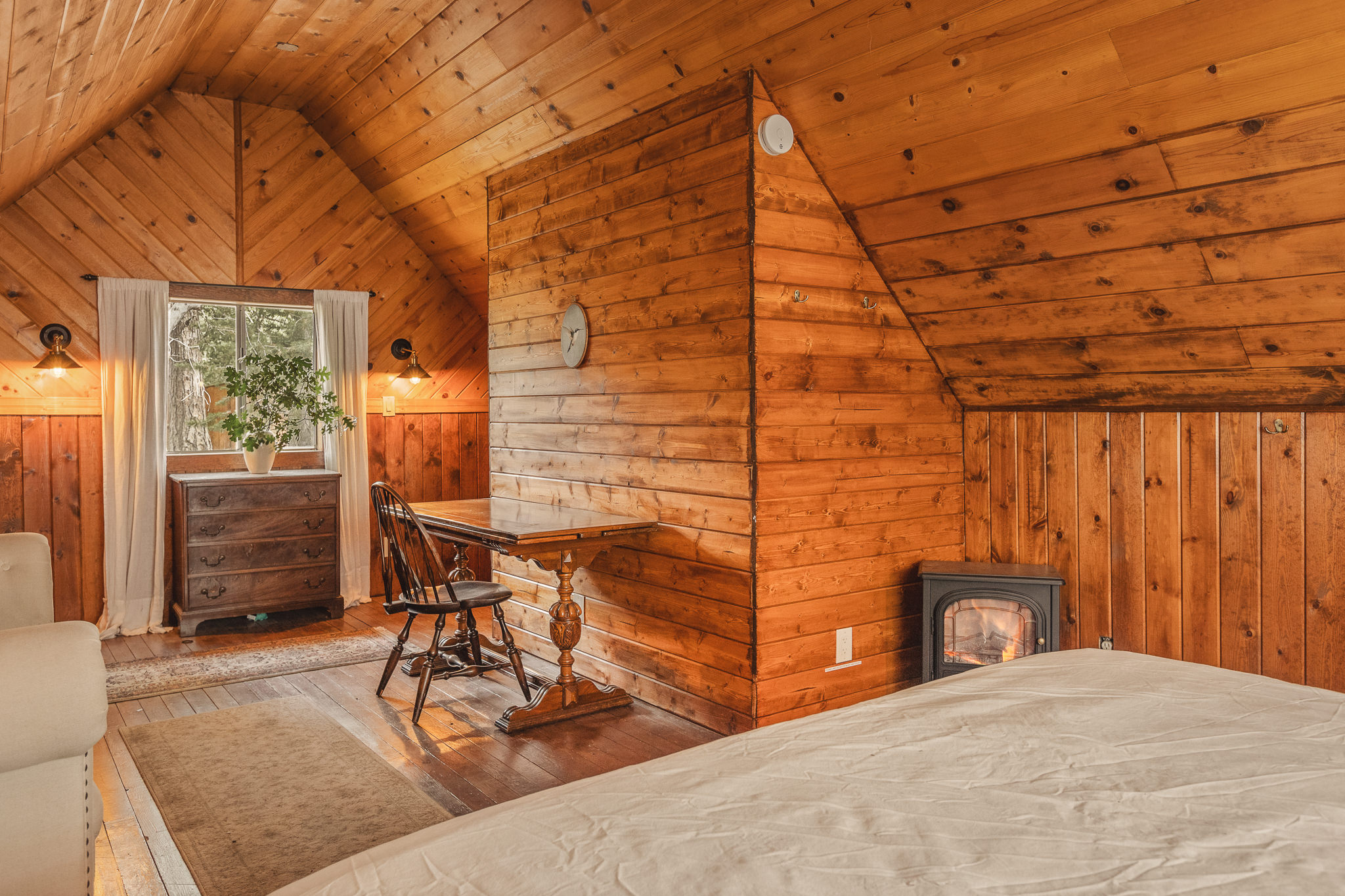 2643 Soutar Drive — Primary bedroom detail
